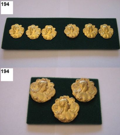 null 9 boutons en métal doré à décor de profils de femmes. Vers 1900. (D 30 mm).