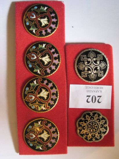 null 4 boutons assortis en émail sur métal à décor d'arabesques. (D. 32 mm). On y...