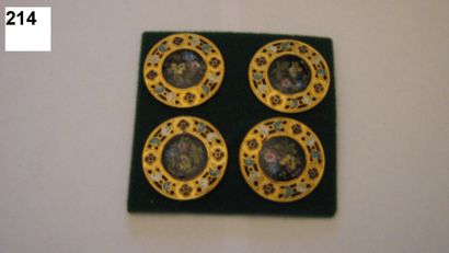 null 4 boutons assortis à motif fleuri sur fond noir et métal doré. (D. 28 mm).