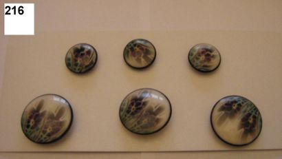 null 6 boutons en porcelaine à décor de fleurs. 19ème. (D. 3x18 et 3x28 mm).