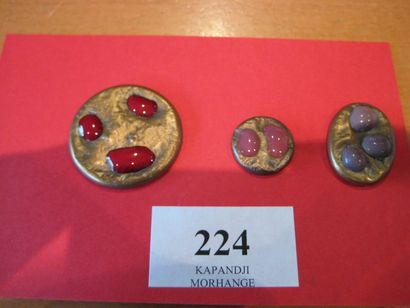 null François HUGO. 1940-1950. 3 boutons en émail, cuvette métal.