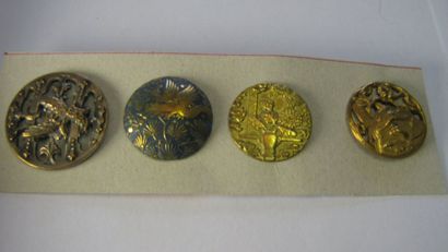 null 4 boutons en métal à décor historié. 19ème. (D. 39, 40, 37, 35 mm).