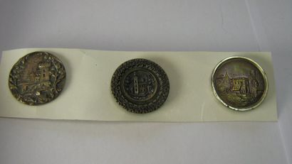 null 3 boutons en métal à décor d'architecture. 19ème. (D. 39, 40, 41 mm)
