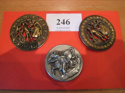null 3 boutons en métal à décor de chevaliers et de cavalier. (D. 40, 41, 42 mm)...