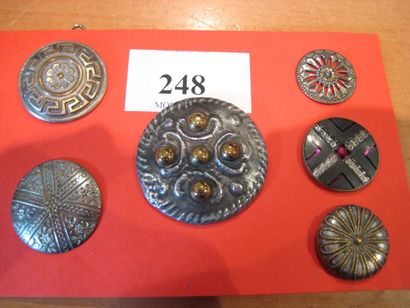 null 6 boutons en métal à décors divers. 19ème et 20ème. (D. 29, 31, 40, 24, 28,...