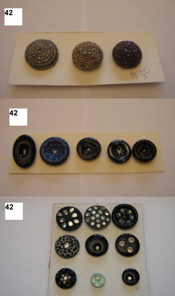 null François HUGO. 1940-1950. 2 boutons bombés en perles de verre et 1 bouton fil...