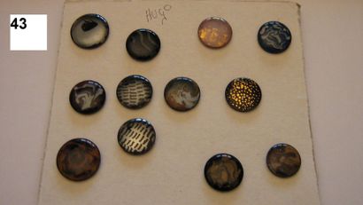 null François HUGO. 1940-1950. 3 boutons en émail sur cuvette métal.