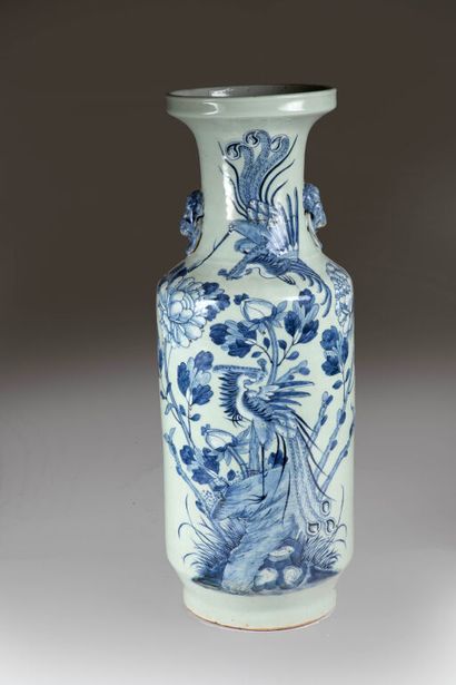 CHINA.
Porcelain baluster vase decorated...