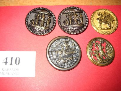 null 5 boutons en métal dont scènes romaines et un bouton AP&Cie. Paris. (Sphinx)....