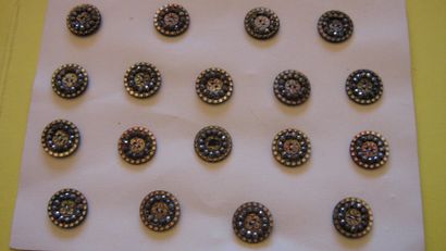 null 18 petits boutons en nacre et couronne en pointes d'acier. 19ème. (D. 20 mm)....