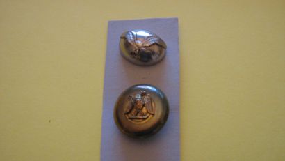 null 2 boutons en métal à décor d'aigle en relief. (D. 32 mm).