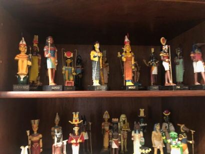 null Collection of 34 Egyptian pantheon statuettes in painted resin.
A few accidents...