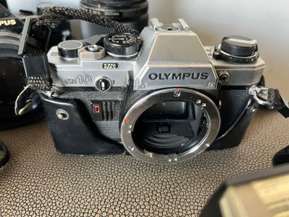null OLYMPUS. 5 cameras and accessories : 
- OM10 camera (without lens)
- OM-2N camera,...
