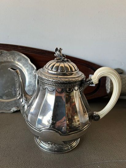 null Lot including : 
- a 950 mm silver teapot, with cut sides highlighted by staples...