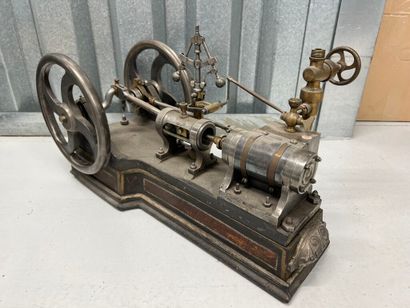 null Steam engine. Painted laminated wood base. 
27 x 55 x 32 cm.