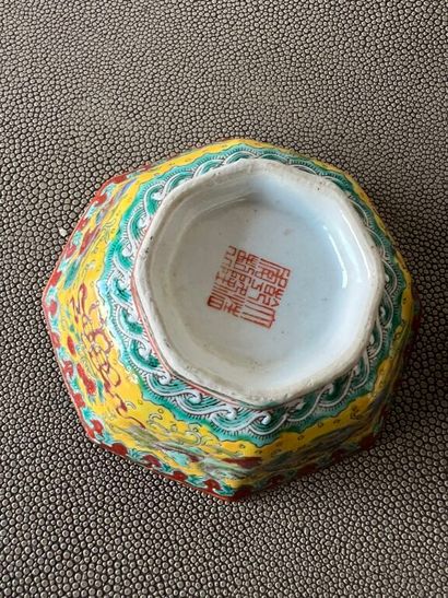 null CHINA AND JAPAN. 
Lot including : 
- three ceramic dishes, one decorated with...