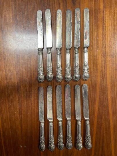 null Set of 12 silver-plated cheese knives with rocaille decoration of cartouches...