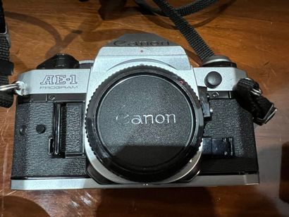 null CANON. 
- an AE-1 camera
- a Canon Zoom Lens FD 35-70 mm 1 : 4
- Canon Extender...