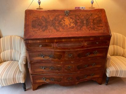 null An important scribed chest of drawers in veneered wood, curved on all sides...
