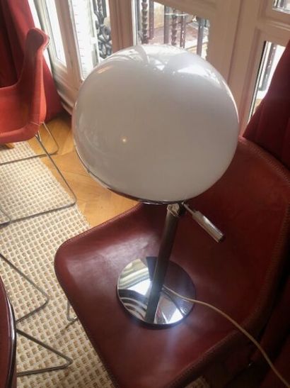null BNO ?
Stainless steel and plastic desk lamp.
Italian work, circa 1960.
Height:...