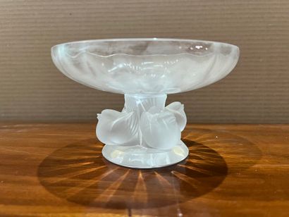 null LALIQUE FRANCE. 
Crystal set including : 
- a circular dish with undulation...