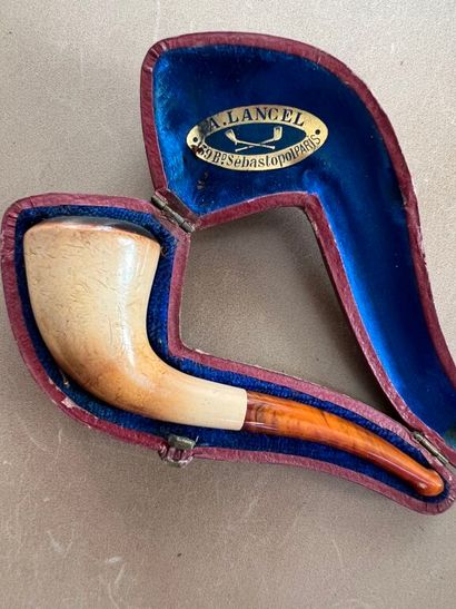 null [Legal fees: 14.28% incl. VAT]. 4 meerschaum pipes, one carved with a hand holding...