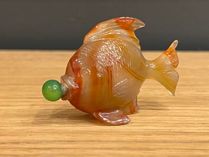 null CHINA.
Carved agate snuffbox in the shape of a fish, the stopper in green glass...