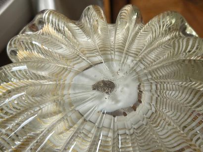 null Murano glass pocket with shell decoration.
20th century.
5.5 x 19 x 17 cm.