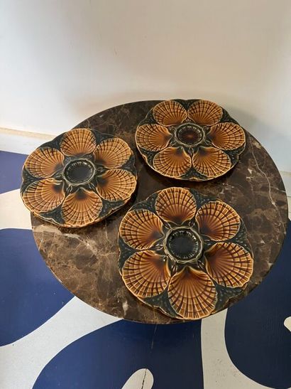 null Earthenware set including : 
- a suite of three Sarreguemines scallop shell...