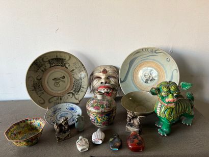 null CHINA AND JAPAN. 
Lot including : 
- three ceramic dishes, one decorated with...
