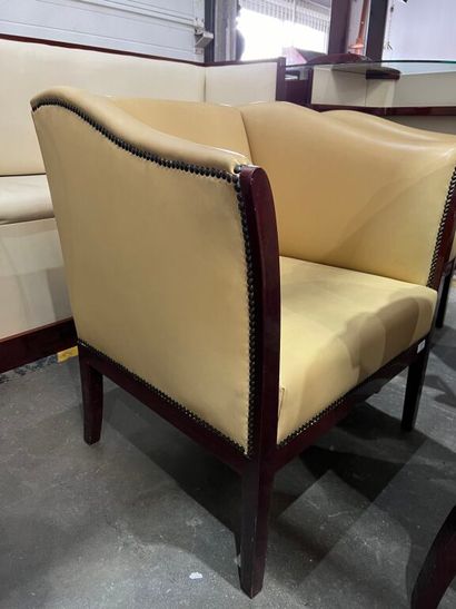 null Leather sofa and two armchairs (used and yellowed)
D. sofa : 75 x 132 x 57 cm....