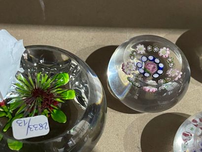 null Set of 7 glass "sulfure" paperweight balls, with millefiori and flower motifs....