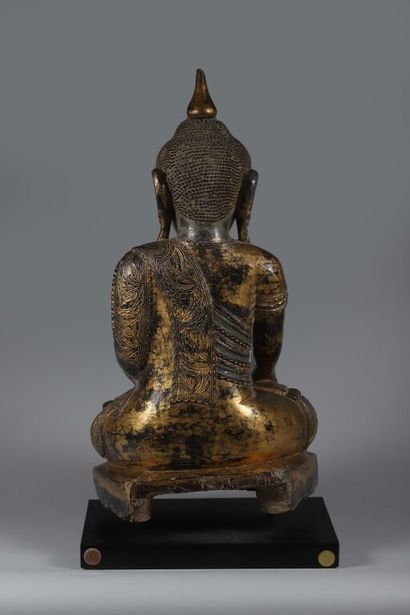 null BIRMANIA. 
Gilded wood Buddha sculpture richly decorated with polychrome glass...