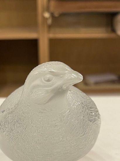 null LALIQUE FRANCE.
2 pressed glass quails.
Signed.
12.5 x 14 cm; 8 x 17 cm.
(Chips...