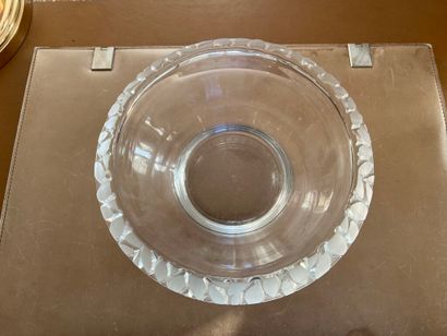 null [Judicial fees: 14.28% incl. VAT]. Art Deco pressed molded glass bowl decorated...
