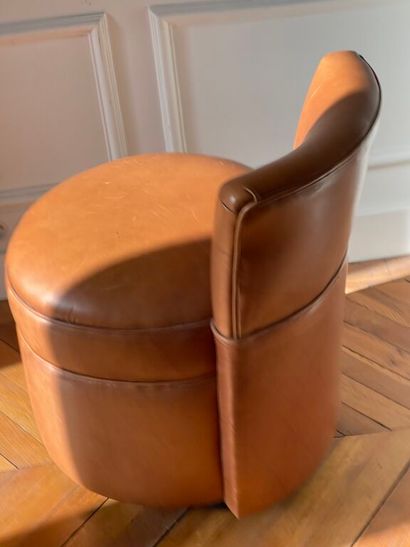null TETRAD. Amélie model.
Art Deco style dressing table footstool in fawn leather...