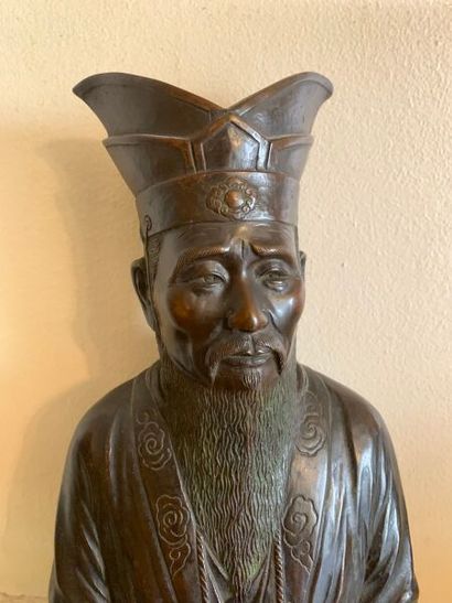 null CHINA, early 20th century. 
Bust portrait of a mandarin. 
Brown patina bronze...