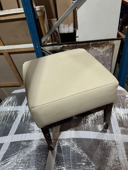 null White leather pouffe, veneered wood base.
42 x 40 x 40 cm.