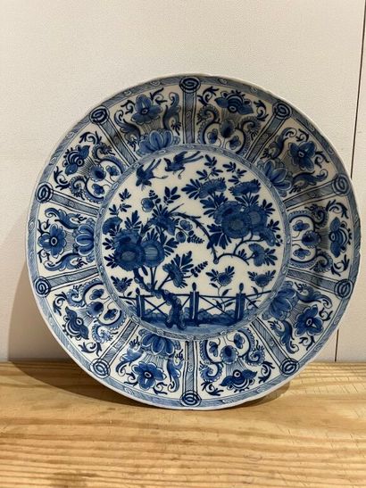 null DELFT.
Circular earthenware dish decorated in blue monochrome with a balustrade...
