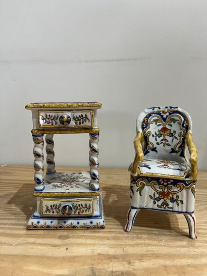 null [Earthenware]. Set of 3 miniature pieces of furniture and 1 small pot cover:

-...
