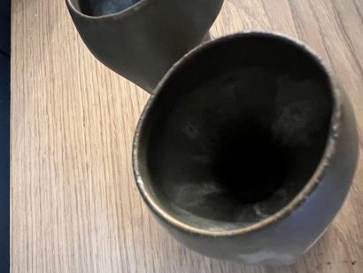 null DENBAC France, model 175.
Pair of small ceramic vases with khaki glaze and cream...