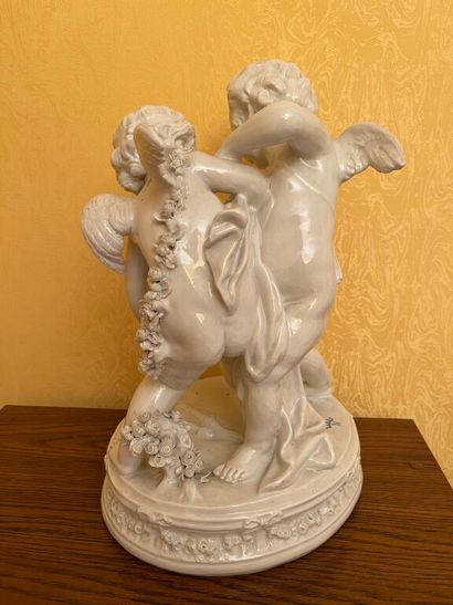 null NAPLES (Capodimonte). 
Two lovers fighting over a heart. 
White enameled porcelain...