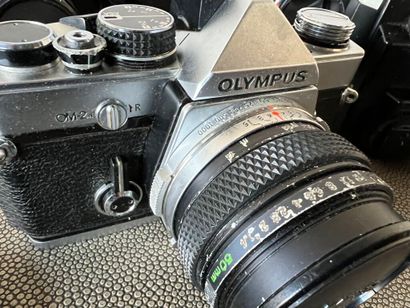 null OLYMPUS. 5 cameras and accessories : 
- OM10 camera (without lens)
- OM-2N camera,...