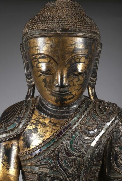 null BIRMANIA. 
Gilded wood Buddha sculpture richly decorated with polychrome glass...