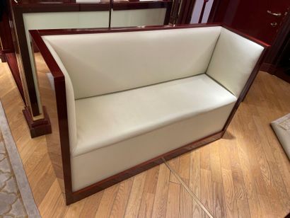 null Recessed sofa in veneered wood, white trim 
97 x 155 x 50 cm.
(Stains and traces...