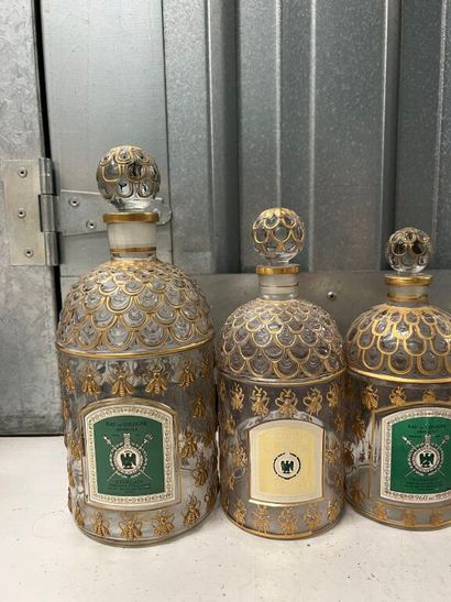 null GUERLAIN. 
Set of 8 Eau de Cologne Impériale bottles. 
Engraved Guerlain markings...