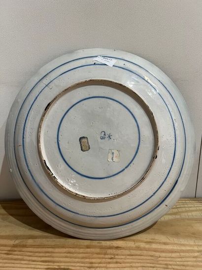 null DELFT.
Circular earthenware dish decorated in blue monochrome with a balustrade...