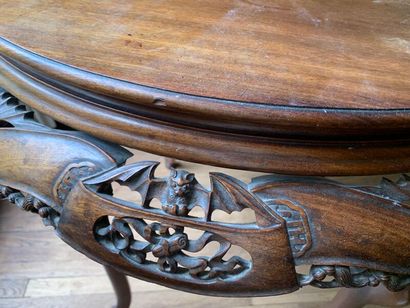 null Circular table in carved wood with openwork frieze decoration of bats and Chinese...