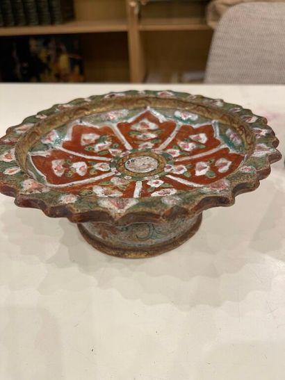 null Porcelain stoneware round bowl on heel with polychrome decoration of flowers.
Thailand,...