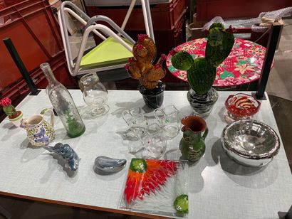 null Miscellaneous lot: 
- 2 colored glass cactuses in the Murano style ;
- crystal...